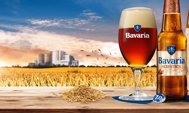 Bavaria Herfstbok 2020 glas en flesje op tafel met op de achtergrond een akker en de mouterij 